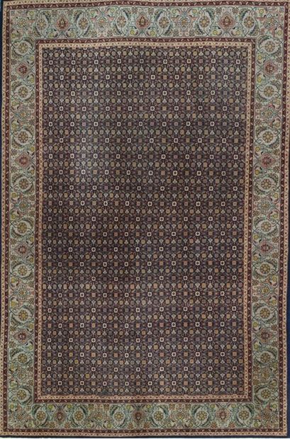 null Large and thin Tabriz (Iran) around 1975.

Lambswool velvet, a few touches of...