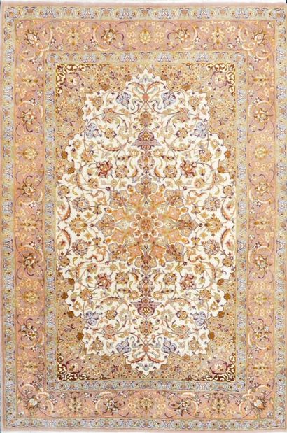 null End Isfahan (Iran) around 1980. 

Velvet made of quality silky lambswool, flowers...