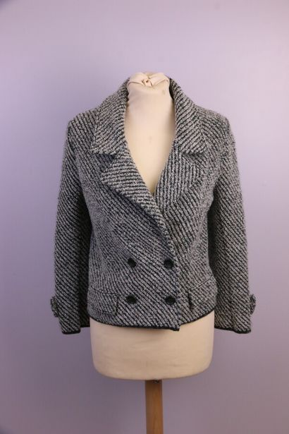 null CARVEN

Blue, black, red tweed pea jacket, closing with a button and a snap...