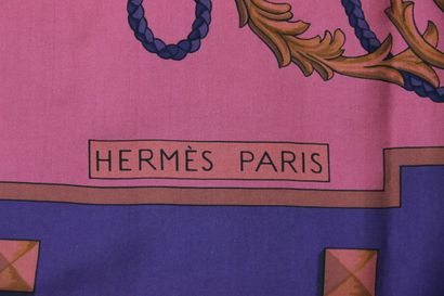 null HERMÈS Paris 

Châle en soie surteint titré " Les clés " par Cathy LATHAM.

Motifs...