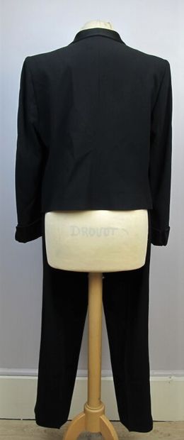 null APOSTROPHE

Black acetate and viscose tuxedo, spencer jacket, shawl collar

satin....