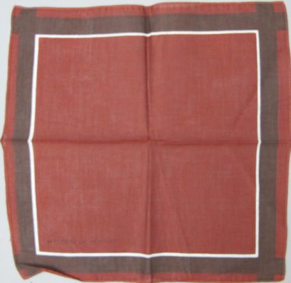 null Lot cinq foulards 

CARDIN carré en coton imprimé de motif géométrique violet...