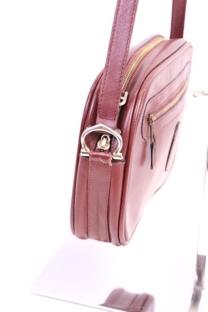 null CARTIER 

Burgundy leather messenger bag, closing with a zip, burgundy canvas...