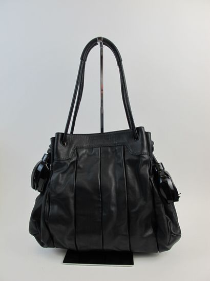 null ANDREA MABIANI

Messenger bag with two adjustable handles in black leather and...