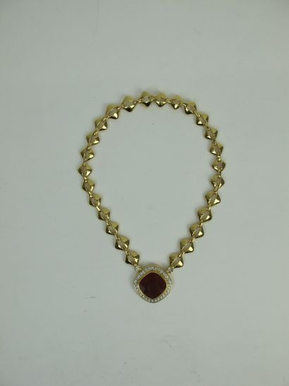 null Pierre BALMAIN

Gilded metal necklace centered with a brown resin quadrangular...