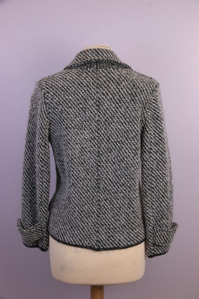 null CARVEN

Blue, black, red tweed pea jacket, closing with a button and a snap...