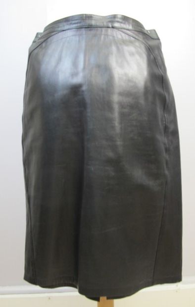 null Audrey CHARLES

Straight black leather skirt. 

Size 38/40

(Good condition,...
