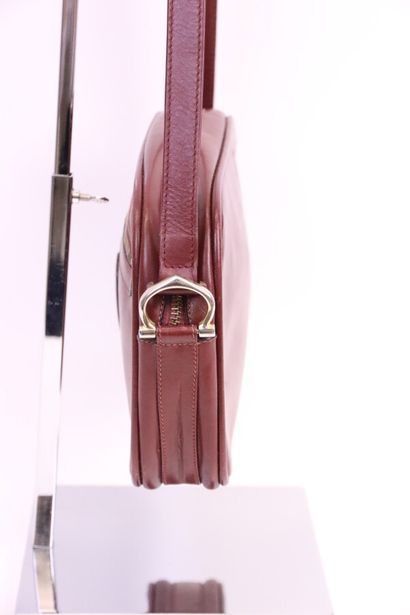 null CARTIER 

Burgundy leather messenger bag, closing with a zip, burgundy canvas...
