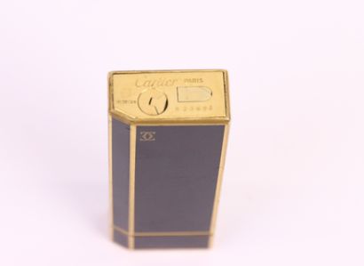null CARTIER

Gas lighter in gold plated and black lacquer. signed and dated.

Numbered:...