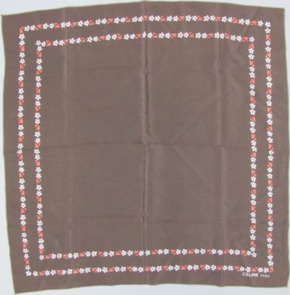 null Lot cinq foulards 

CARDIN carré en coton imprimé de motif géométrique violet...