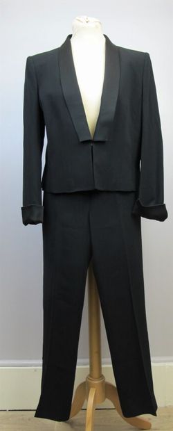 null APOSTROPHE

Black acetate and viscose tuxedo, spencer jacket, shawl collar

satin....