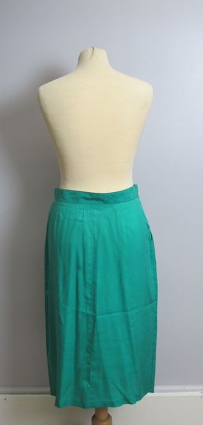 null APOSTROPHE 

Straight skirt in green silk, zip and button front, side pockets...