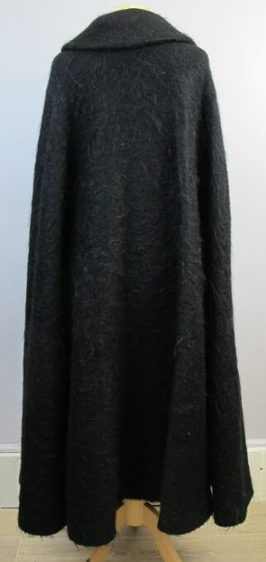 null Cape in boiled wool, closing with a press stud and three buttons.

One size...
