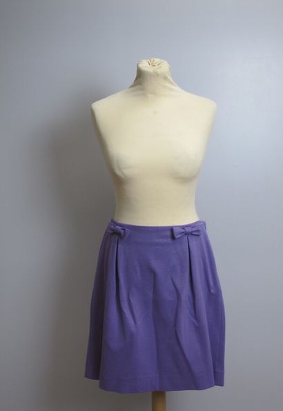 null APOSTROPHE 

Straight skirt in green silk, zip and button front, side pockets...