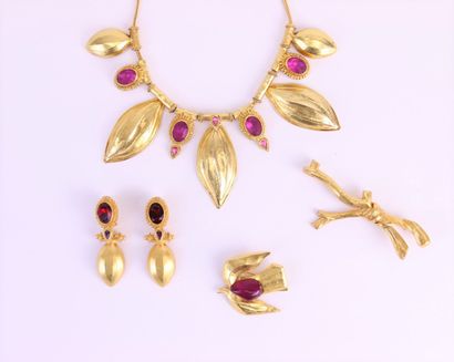 null ANTIGONA

Set in gold plated metal with pink and red rhinestones and leaves...