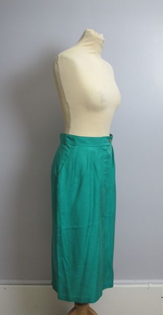 null APOSTROPHE 

Straight skirt in green silk, zip and button front, side pockets...