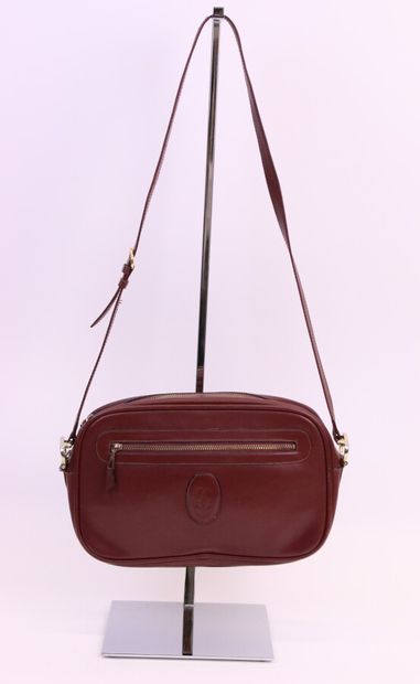 null CARTIER 

Burgundy leather messenger bag, closing with a zip, burgundy canvas...