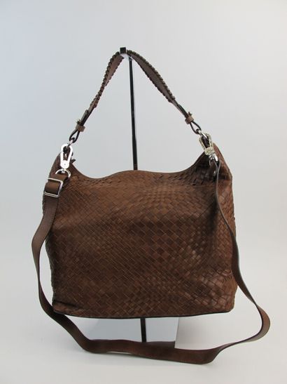 null ABRO

Shoulder bag with one handle in braided natural leather, closing by a...