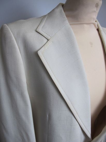 null PIERRE CARDIN

Tuxedo jacket in beige brocaded silk with botheh decoration,...