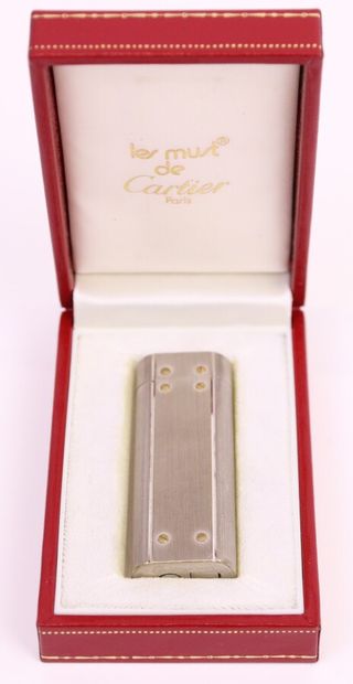 null CARTIER

Gas lighter in brushed silver metal and twelve screws in gold metal....