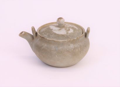null Vietnam, Thanh Hoa, XIIe-XIIIe siècle. 


Théière miniature en porcelaine émaillée...