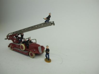 null Lot of 2 Dinky supertoys including : Fireman's ladder reference 32D in good...