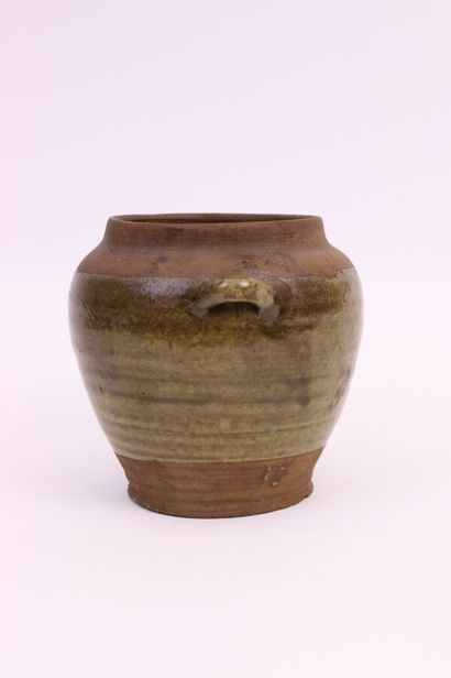 null 
Chine, dynastie Ming (1368-1644). 
Pot en grès partiellement émaillé vert comportant...