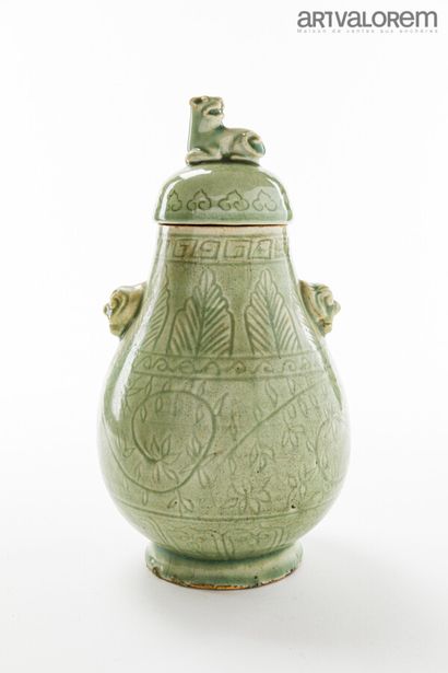 null Chine, fin XIXe siècle.


Vase couvert en porcelaine émaillée céladon à deux...