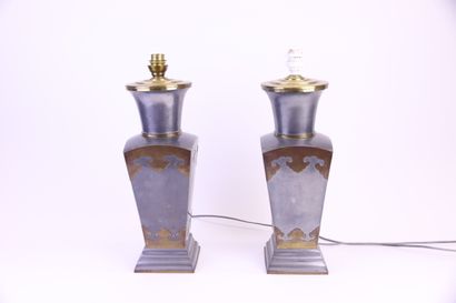 null Deux pieds de lampe en forme de vase quadrangulaire en étain et cuivre


H.35...
