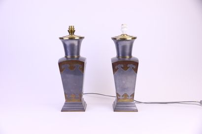 null Deux pieds de lampe en forme de vase quadrangulaire en étain et cuivre


H.35...
