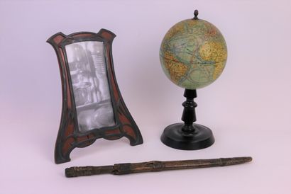 null Lot comprenant : un globe terrestre fin XIXe-début XXe siècle (hauteur: 32 cm...