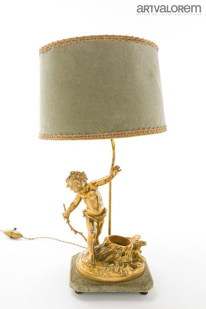 null D'après L. Moreau


Groupe en métal doré monté en lampe à motifs d'un enfant...