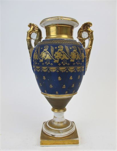 null Vase balustre sur piédouche en porcelaine à deux anses à motifs de palmettes...