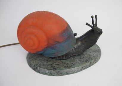null Escargot monté en lampe en bronze et coquille en verre moulé polychrome, base...