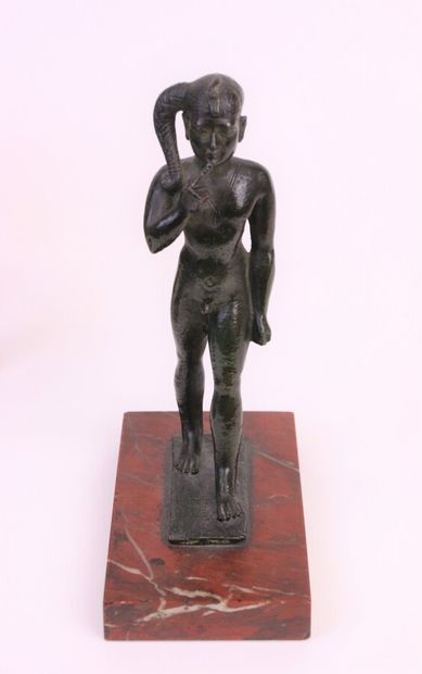 null Lot comprenant : une statuette d'Horus enfant ou Harpocrate en bronze à patine...