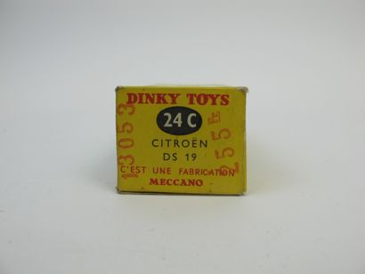 null DINKY TOYS France miniature 1/43 -th ID 19 green cream roof ref 24C nice condition...