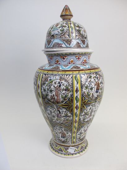 null Vase balustre couvert en céramique à décor peint de personnages dans des cartouches...