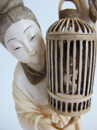 null 
CHINE, XXe siècle. Statuette en composition, guanyin tenant une cage. H. 25...