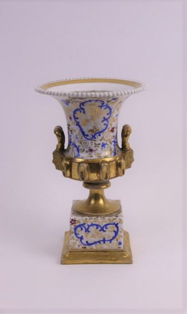 null PARIS XIXe siècle


Vase Médicis en porcelaine à décor polychrome de rinceaux...