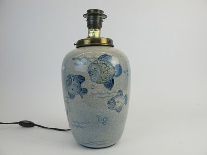 null Vase rouleau monté en lampe en terre cuite émaillé à motifs de calligraphies....