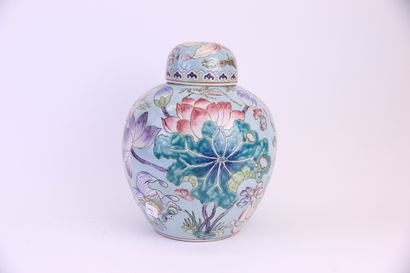 null CHINE, XXe siècle. Vase en porcelaine à décor floral, signature sous la base....