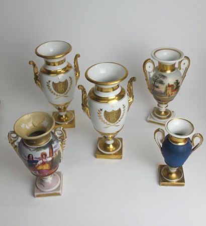 null PARIS XIXe siècle.


 Deux vases en porcelaine à filet or à décor d'un écusson,...
