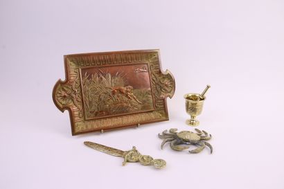 null Lot de bronzes : vide-poche à décor de chien (accident), crabe, coupe papier,...