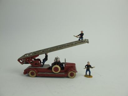 null Lot of 2 Dinky supertoys including : Fireman's ladder reference 32D in good...