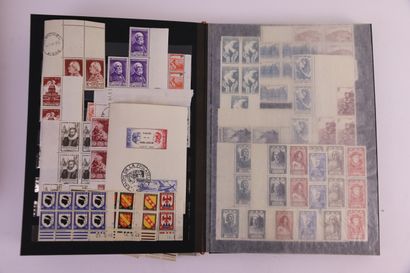 null FRANCE Emissions 1863/1960 : 4 classeurs contenant des timbres principalement...