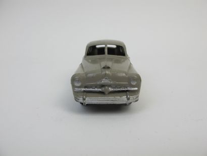 null Dinky Toys France lot de 2 miniatures au 1/ 43e Dont : référence 24X Ford vedette...