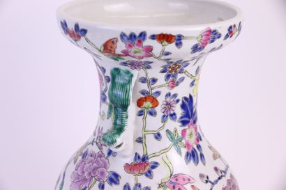 null CHINE, XXe siècle


Vase en porcelaine émaillé à décor de pivoine, anses en...