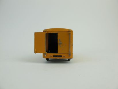null Dinky Toys France lot de 2 miniatures au 1/43e Dont : Fourgon Simca cargo jaune...