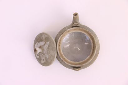 null Vietnam, Thanh Hoa, XIIe-XIIIe siècle. 


Théière miniature en porcelaine émaillée...