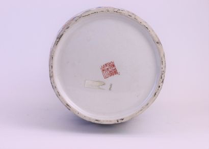 null CHINE, XXe siècle


Vase en porcelaine émaillé à décor de pivoine, anses en...